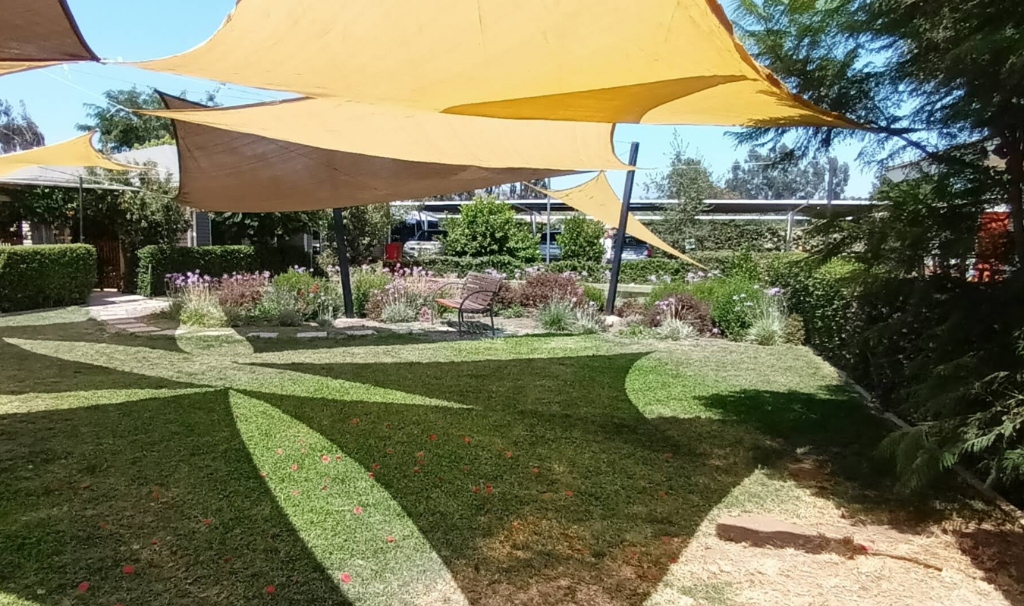 Jardines, toldos de sombra y áreas verdes